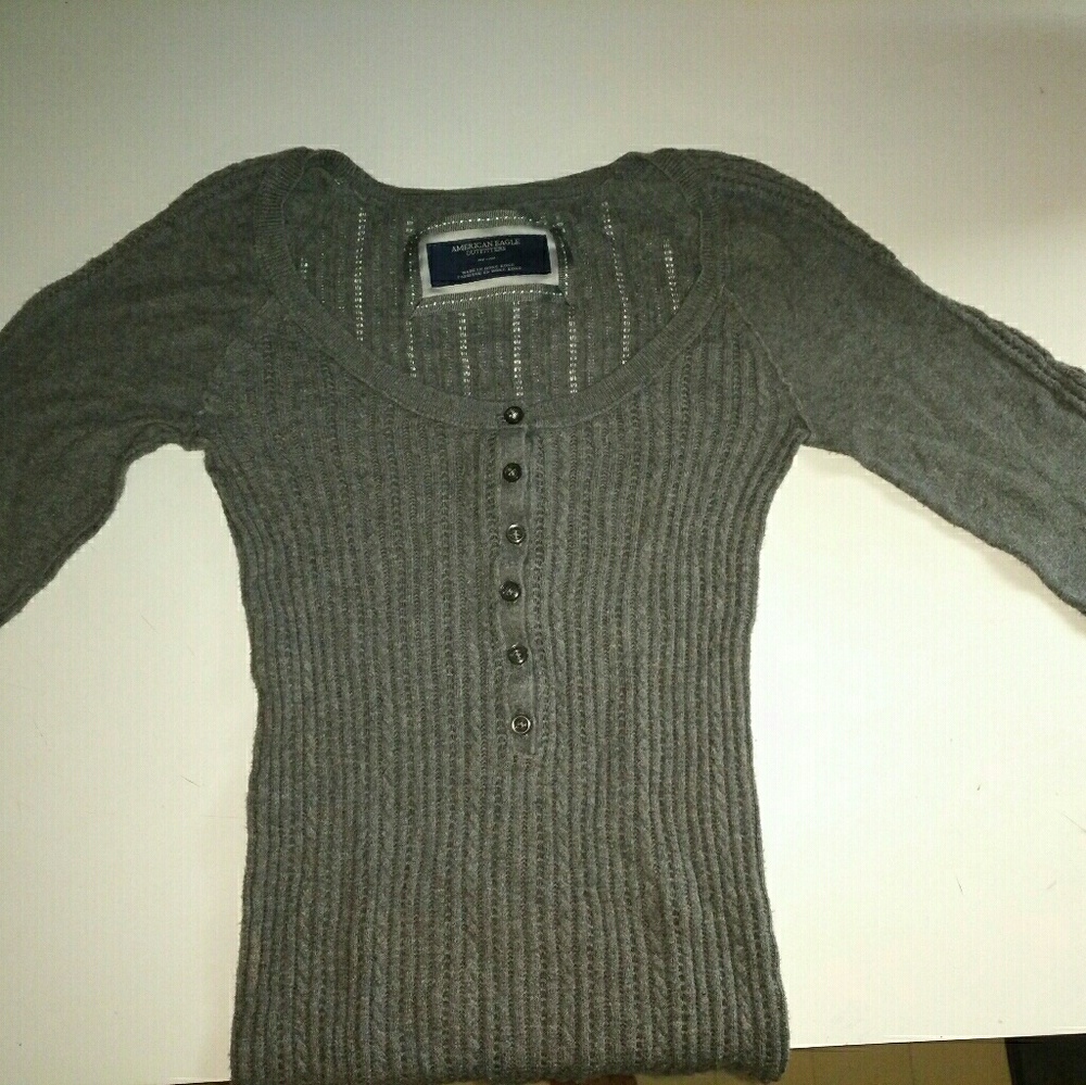 American eagle shirt stretches